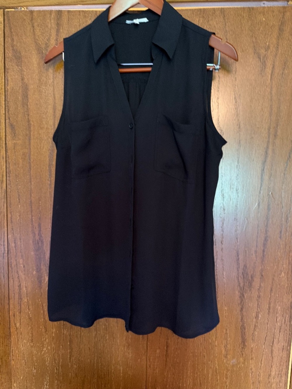 Sleeveless pocketed button up front